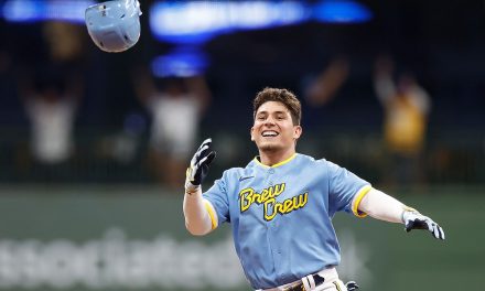 Luis Urías walks it off for the Brewers to defeat Rockies,