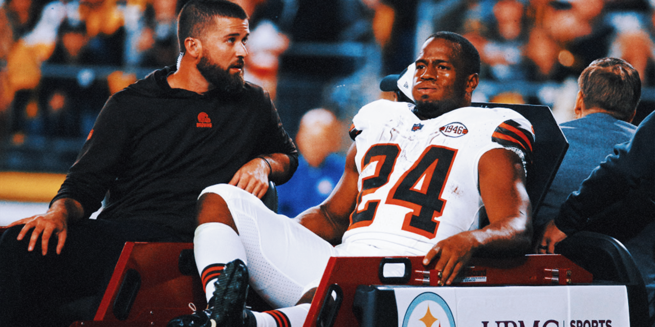 Browns RB Nick Chubb carted to locker room with knee injury